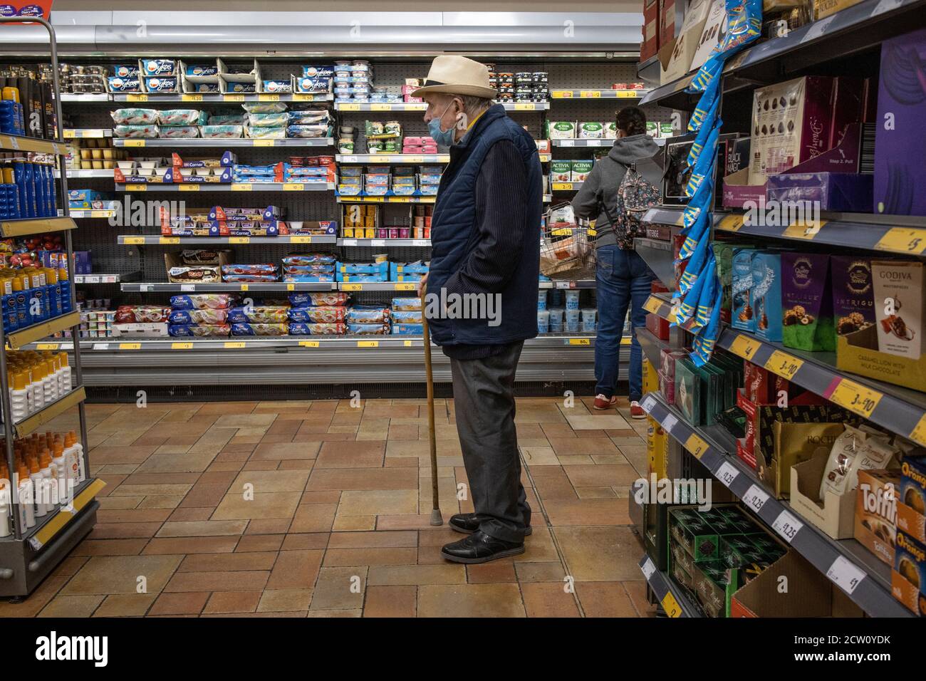 Couple âgé effectuant ses achats dans un supermarché de Londres pendant la pandémie du coronavirus portant des masques obligatoires, Angleterre, Royaume-Uni Banque D'Images