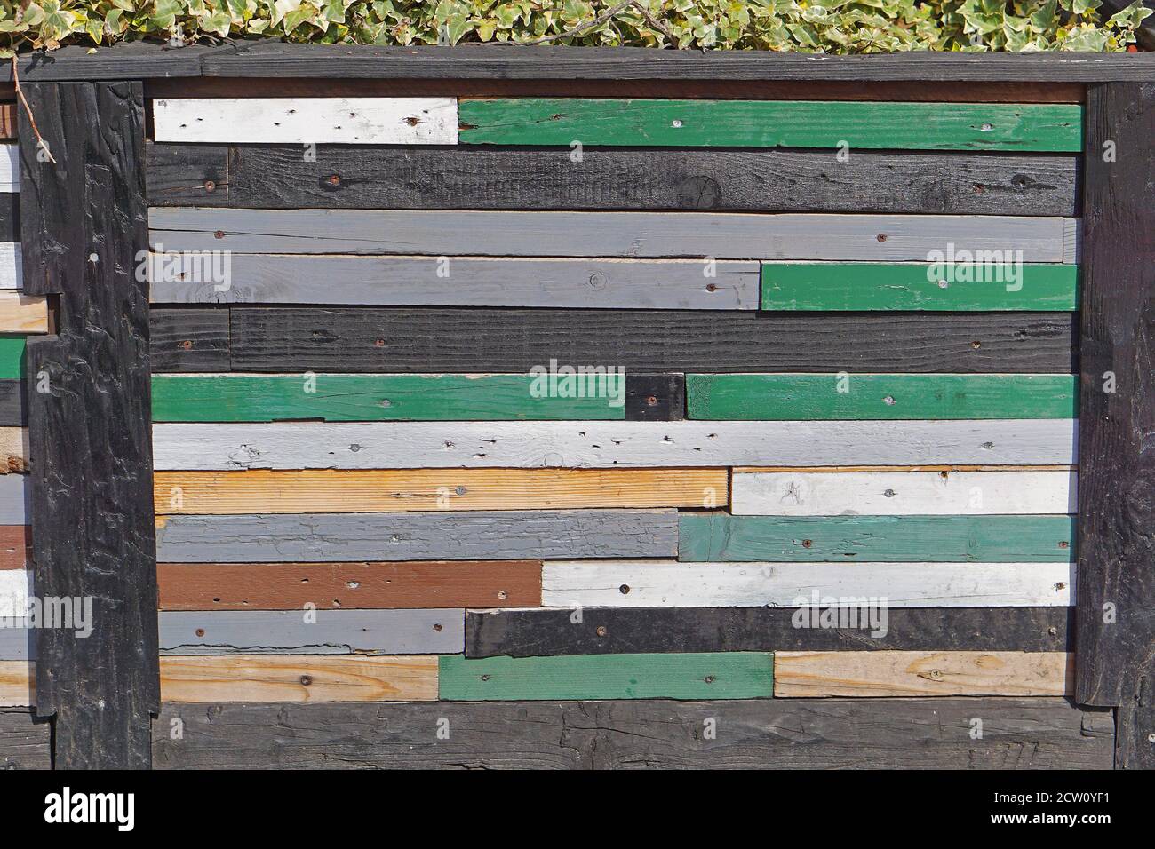 Mur fabriqué à partir de planches de bois recyclées récupérées Banque D'Images