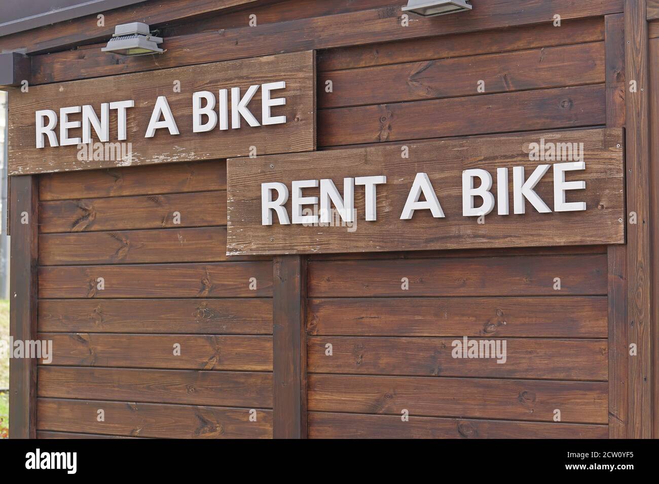 Louez un panneau à vélo dans une cabine en bois Banque D'Images