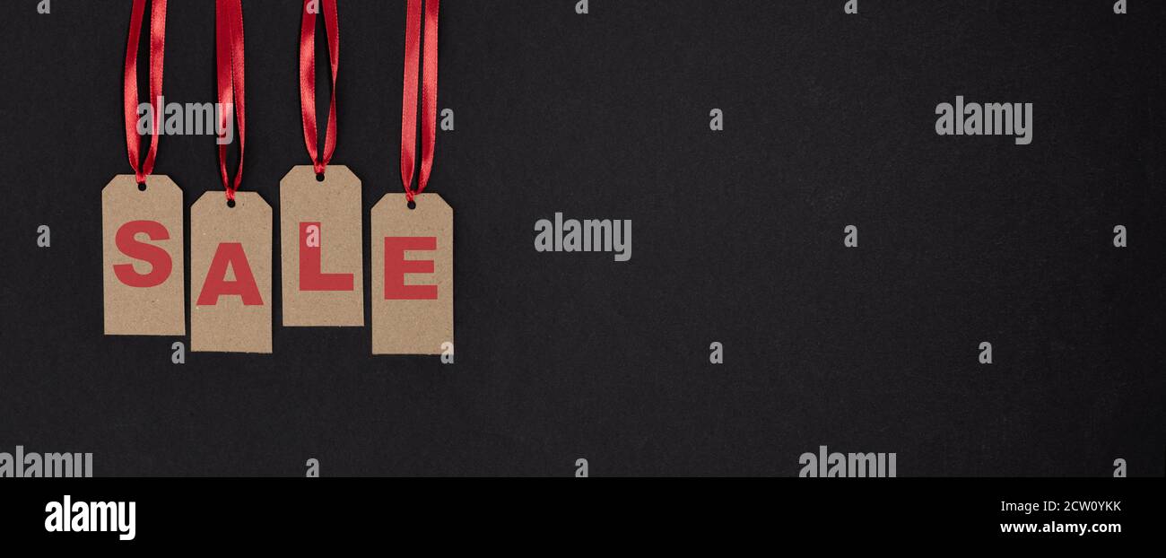 Tags avec vente de mot sur fond noir. Modèle du Vendredi fou pour la conception publicitaire des bannières et des circulaires. Contexte de la vente de la brochure ou du design. Banque D'Images