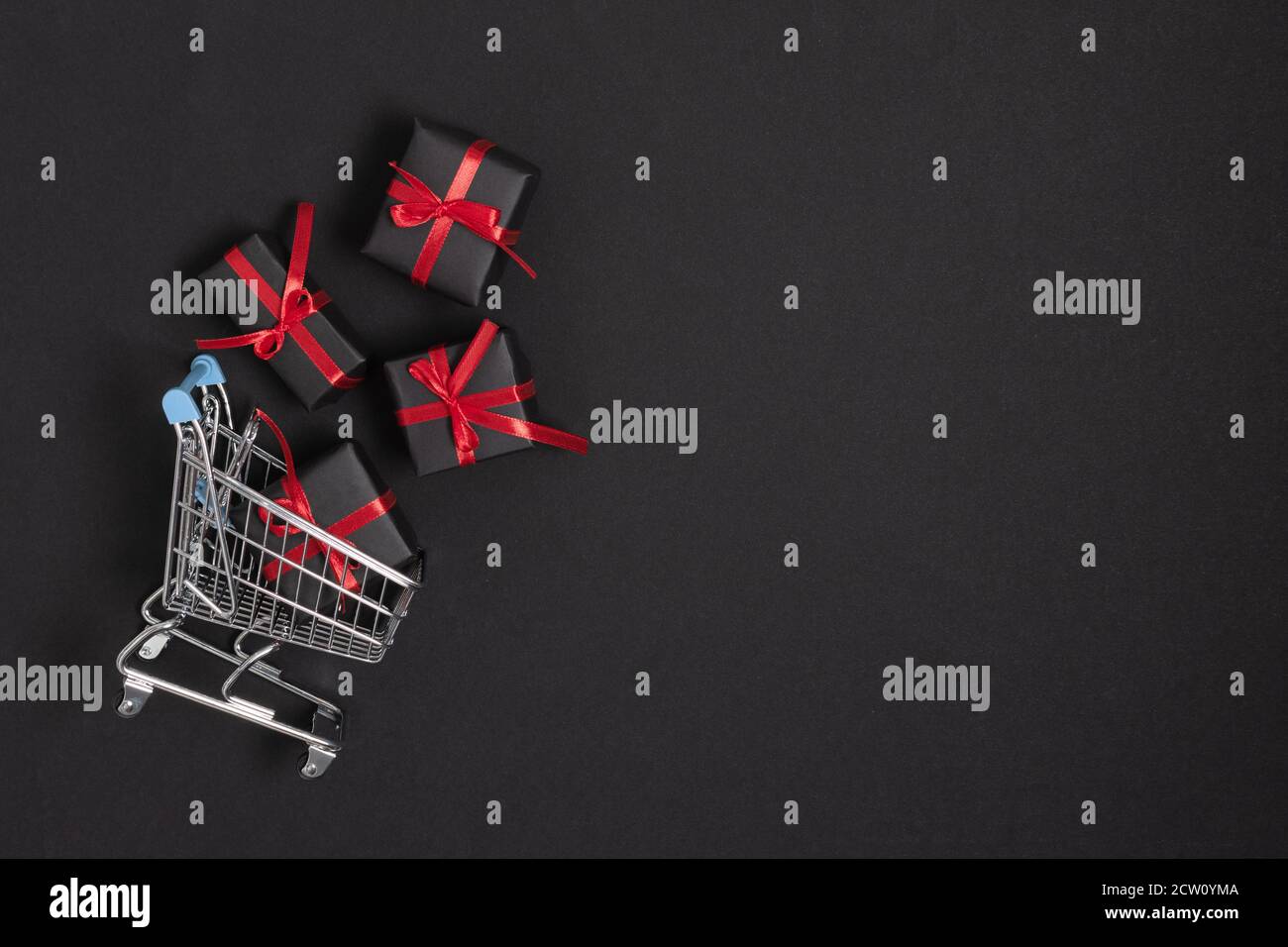 Panier avec cadeaux vue du dessus sur fond noir. Modèle du Vendredi fou pour la conception publicitaire des bannières et des circulaires. Contexte de vente dépliant ou ho Banque D'Images