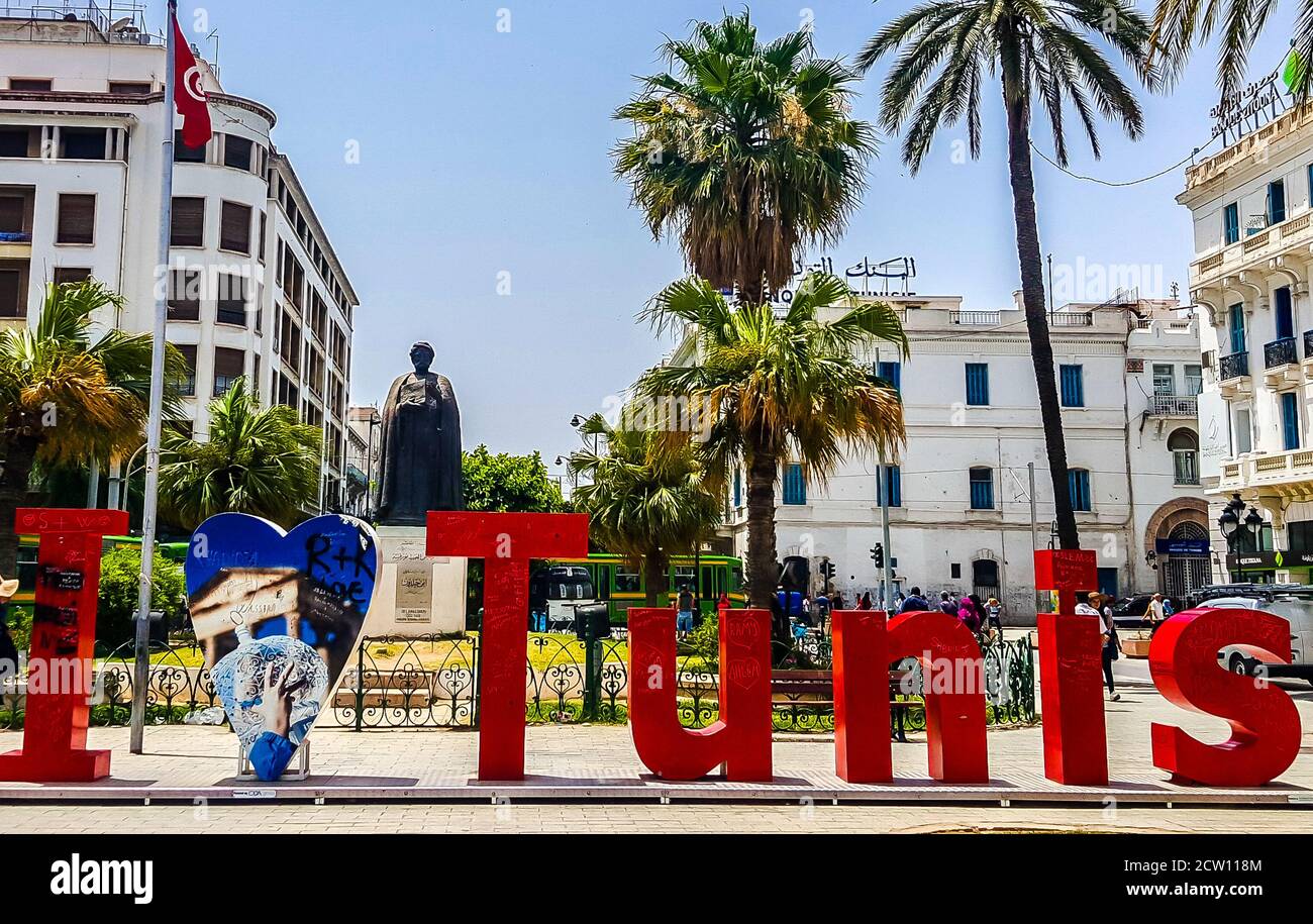Inscription « I love Tunis » et monument du célèbre historien médiéval Ibn Khaldounon sur la place de l'indépendance. Tunis, Tunisie Banque D'Images