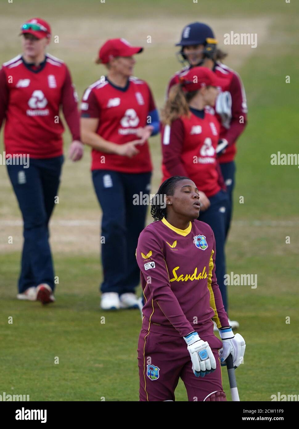 West Indies Chinelle Henry apparaît abattu à la fin du match après le troisième match IT20 Vitality au terrain du comté d'Incora, Derby. Banque D'Images