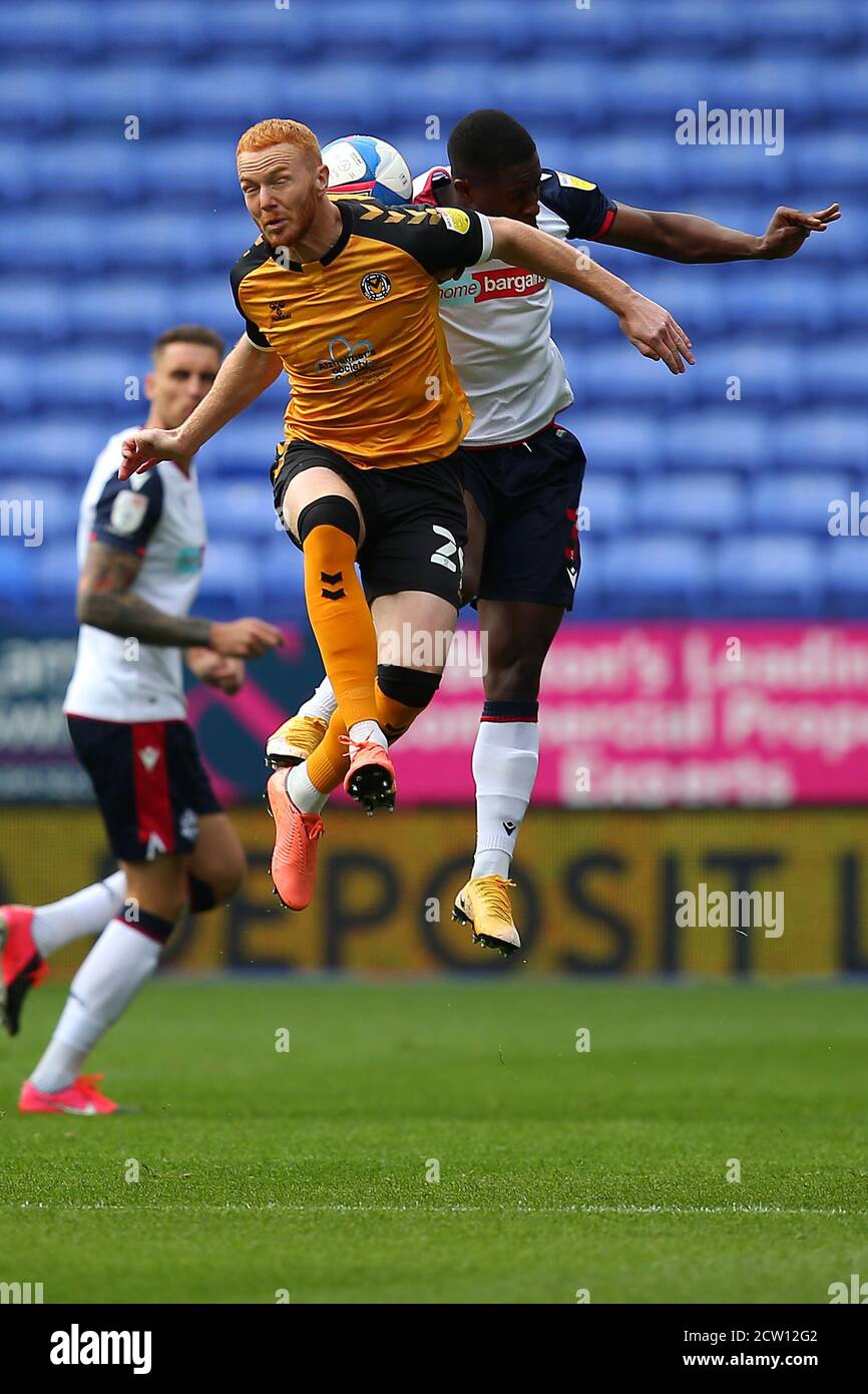 BOLTON, ANGLETERRE. 26 SEPT 2020 Newports Ryan Taylor entre en conflit avec Boltons Liam Gordon lors du match Sky Bet League 2 entre Bolton Wanderers et Newport County au Reebok Stadium, Bolton le samedi 26 septembre 2020. (Credit: Chris Donnelly | MI News) Credit: MI News & Sport /Alay Live News Banque D'Images