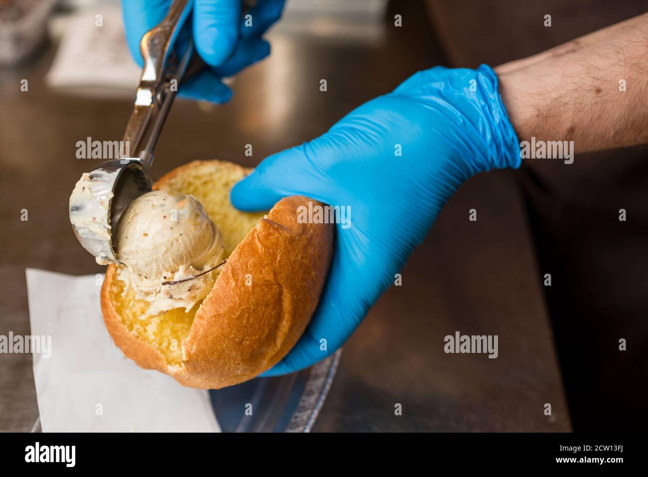 Préparation artisanale de maritozzo italien classique, pain sucré, glace, glace et crème fouettée. Banque D'Images