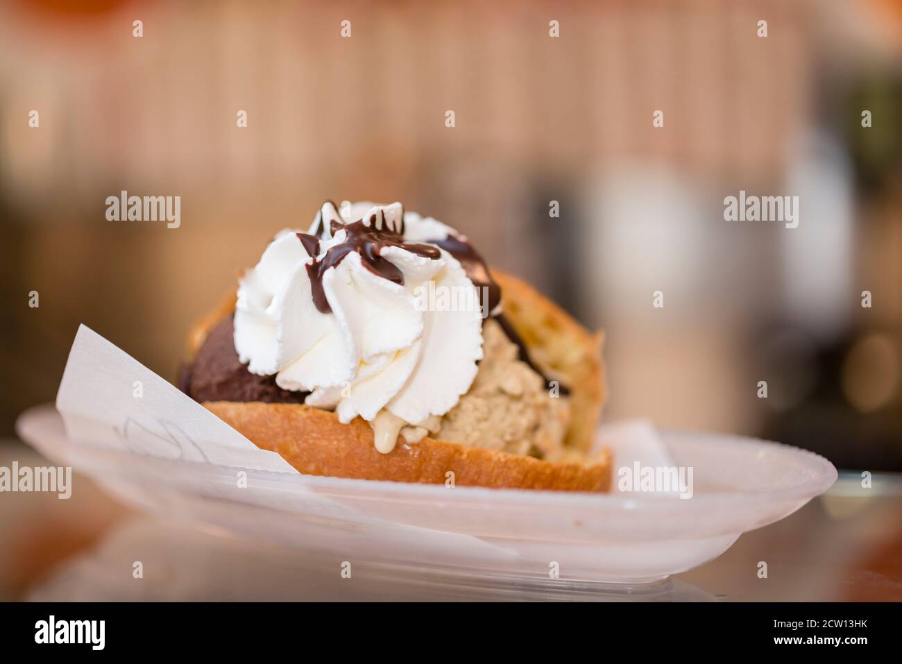 Préparation artisanale de maritozzo italien classique, pain sucré, glace, glace et crème fouettée. Banque D'Images