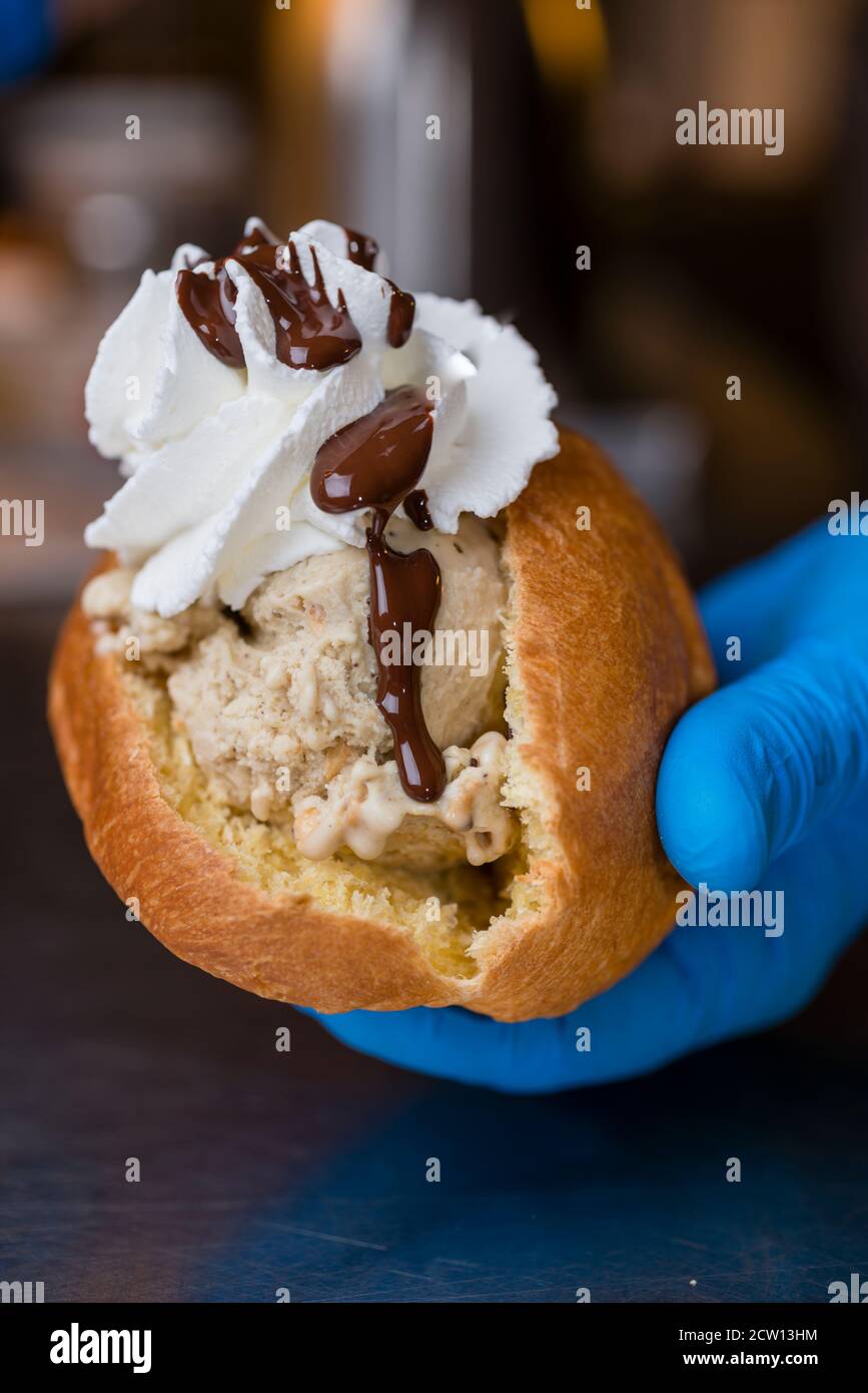 Préparation artisanale de maritozzo italien classique, pain sucré, glace, glace et crème fouettée. Banque D'Images