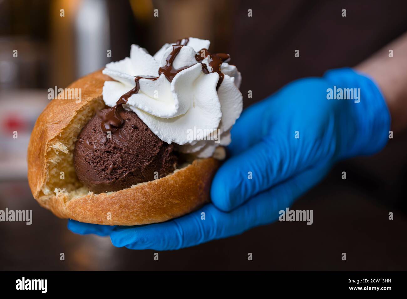 Préparation artisanale de maritozzo italien classique, pain sucré, glace, glace et crème fouettée. Banque D'Images