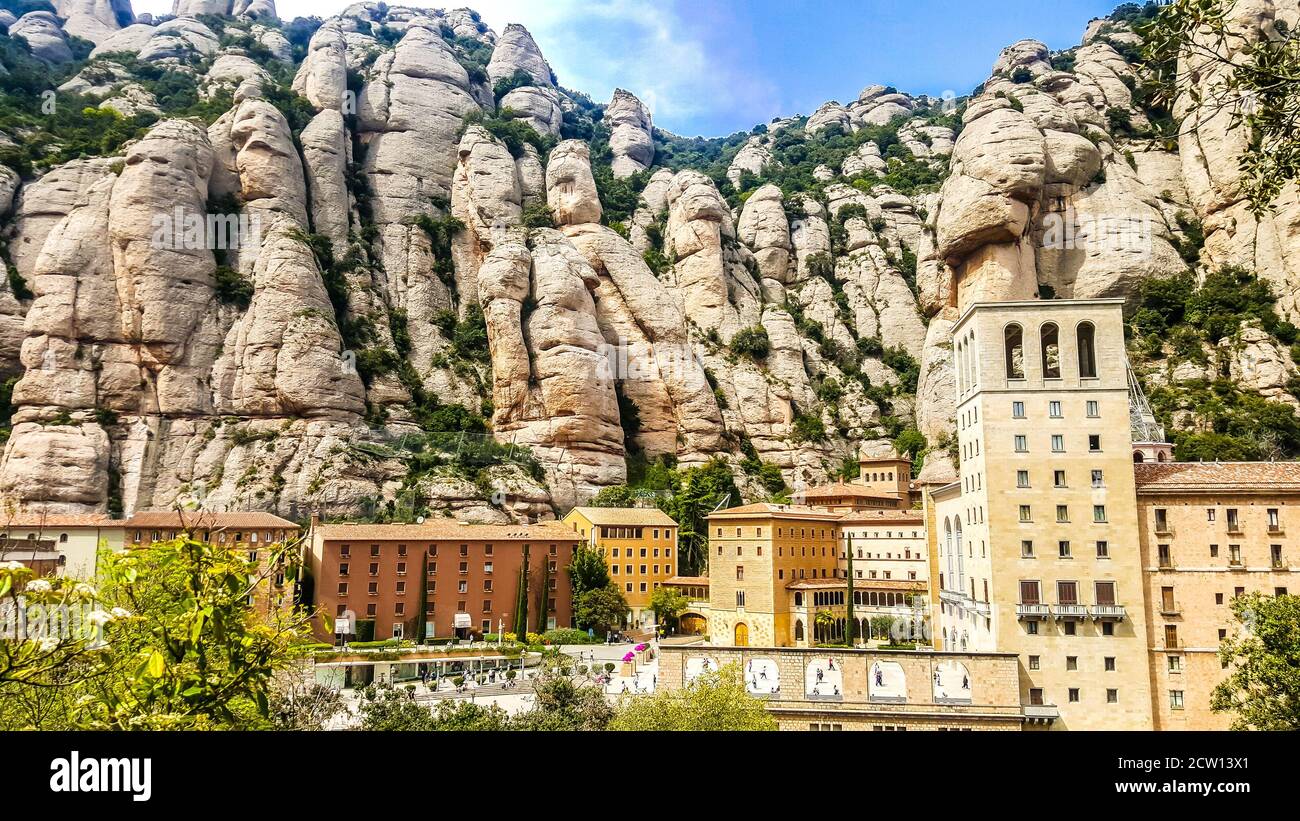 Abbaye bénédictine Santa Maria de Montserrat sur un massif rocheux à sommets multiples de Montserrat. Barcelone, Espagne Banque D'Images