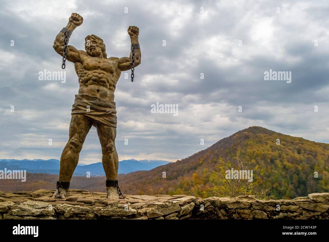 Sotchi, Russie - novembre, 30, 2019: Statue de Prométhée unbound avec chaîne cassée sur les rochers d'aigle à Sotchi à la journée terne Banque D'Images