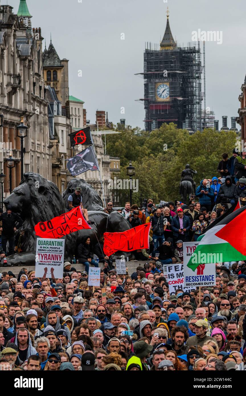 Londres, Royaume-Uni. 26 septembre 2020. Covid Hoax, levez-vous en signe de protestation, contre les vaccinations, 5G et d'autres questions, à Trafalgar Square. Outre le fait d'être un canular, la foule et les intervenants croient que le virus est un moyen de contrôler les masses et de prendre leurs libertés. Crédit : Guy Bell/Alay Live News Banque D'Images