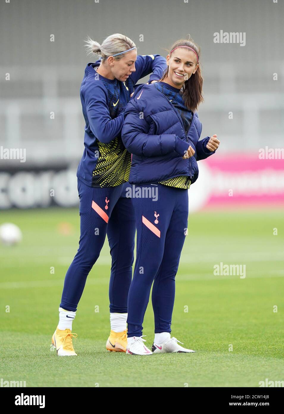 Alex Morgan de Tottenham Hotspurs se réchauffe avant le match Barclays FA WSL à Meadow Park, Londres. Banque D'Images