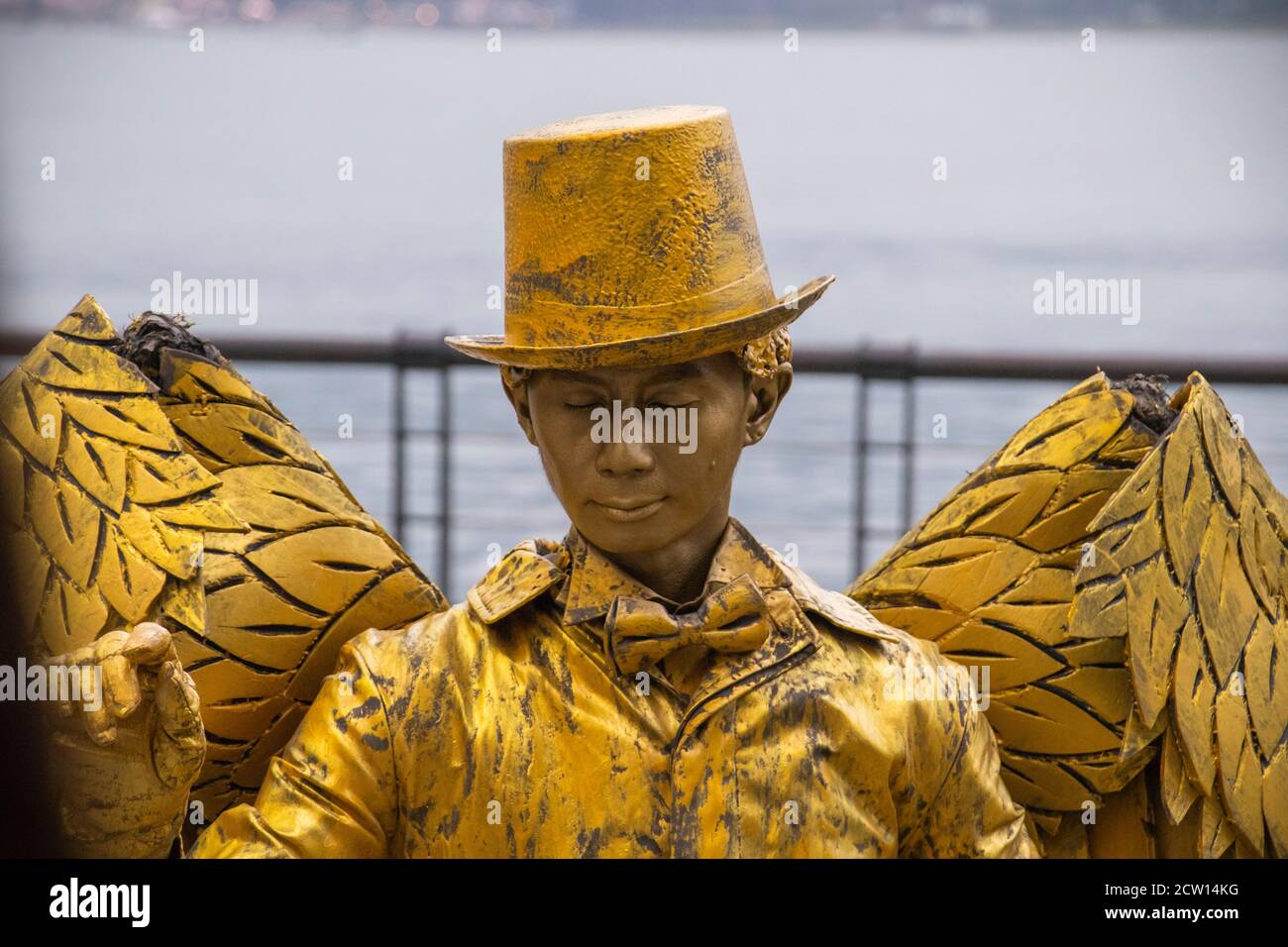 TAIPEI, TAÏWAN - Jan 2020: Tamsui Old Street artiste interprète avec chapeau d'or. Golden Painted artistes sur la célèbre attraction tamsui vieille rue, vivant Banque D'Images