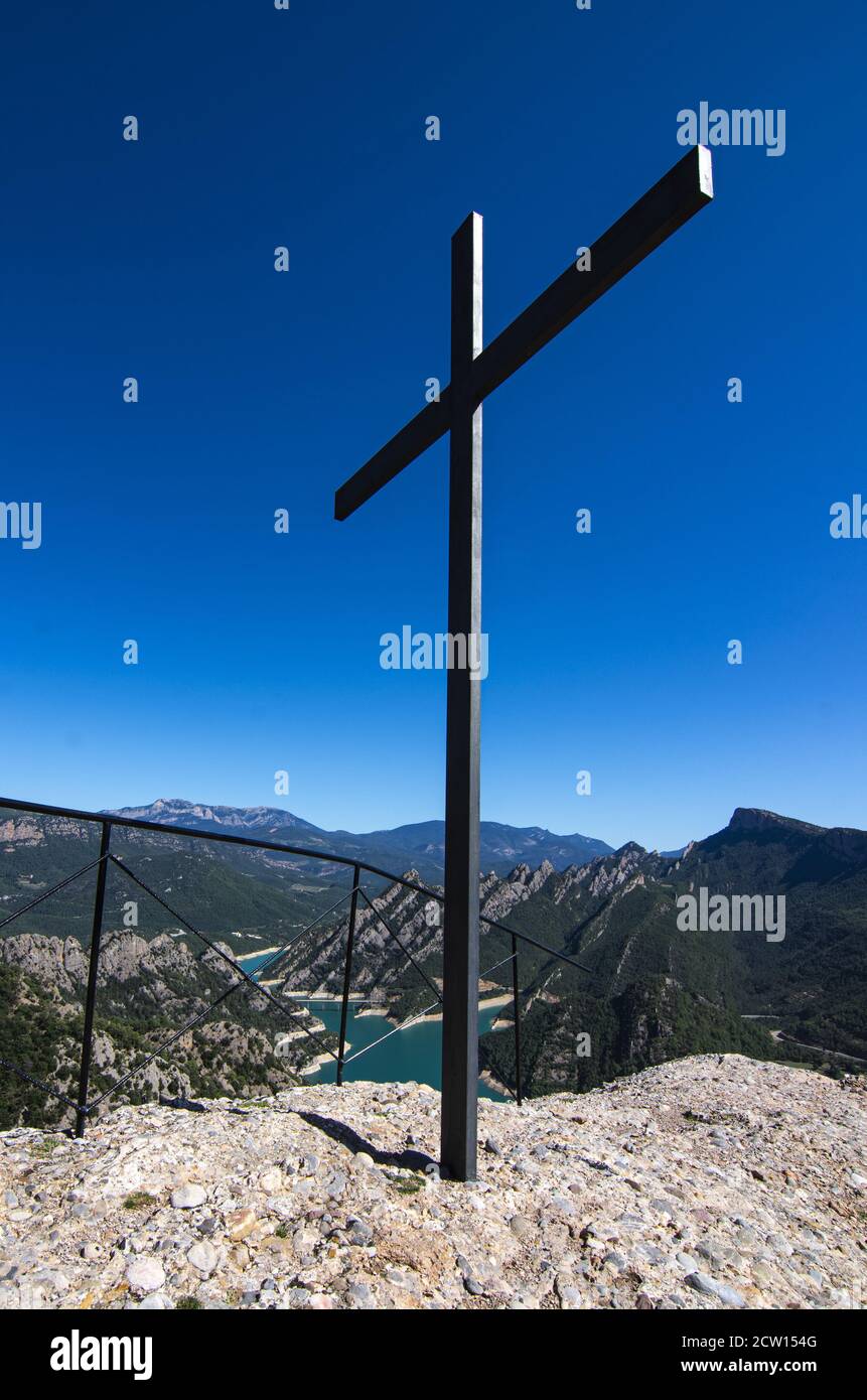 Plan vertical d'une croix sur le Sanctuaire du Seigneur Sur la Llosa del Cavall en Espagne Banque D'Images