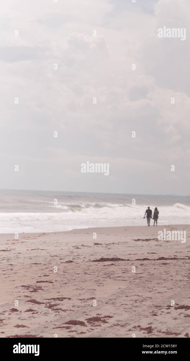 Couple marchant sur la plage de cacao ensemble Banque D'Images