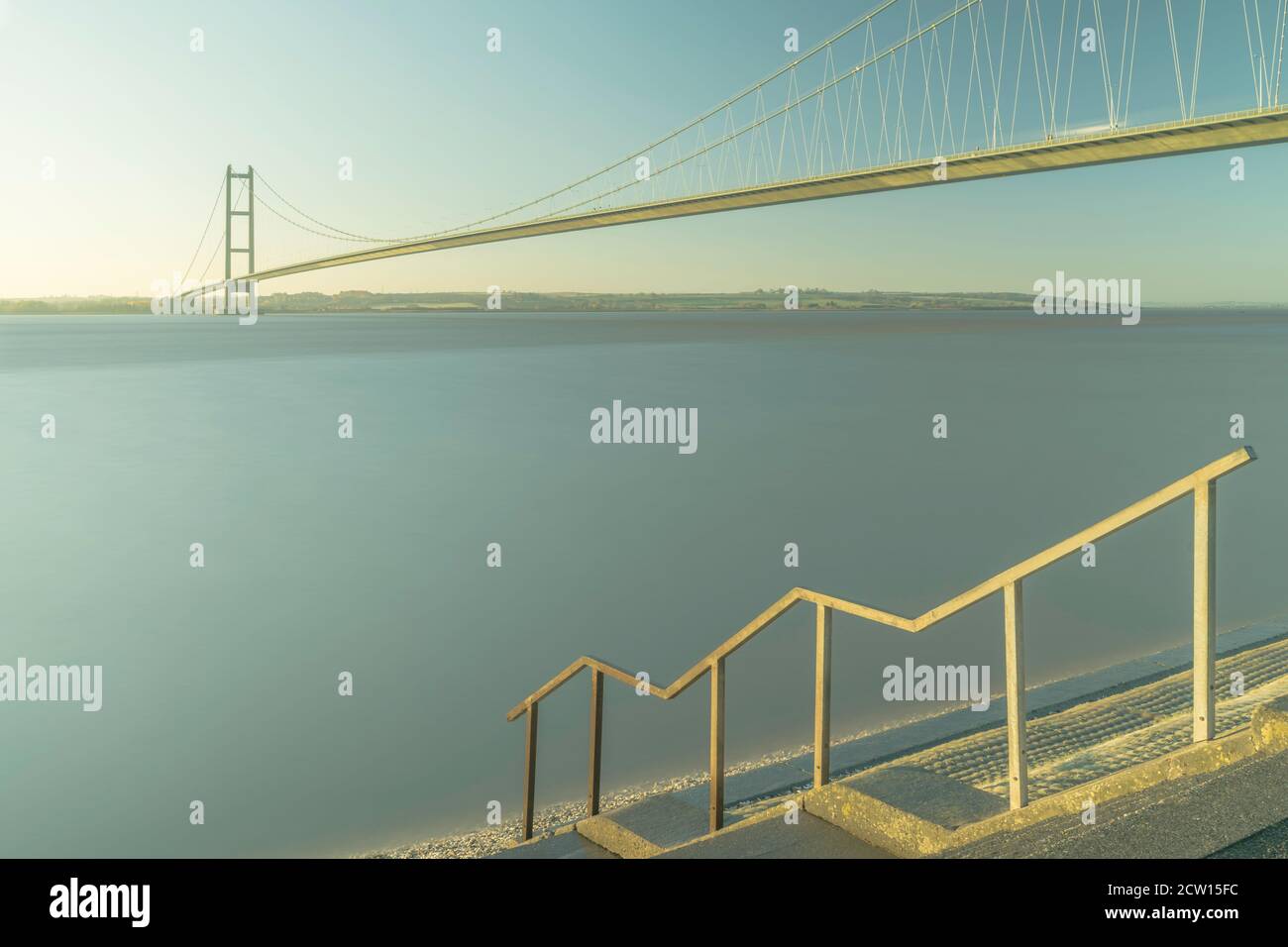 Hull, dans le Yorkshire, UK. Le Humber Bridge sur l'estuaire de l'aube à marée haute à l'automne, Yorkshire, Royaume-Uni. matin en automne, Yorkshire, UK. Banque D'Images