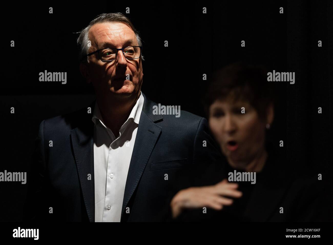 MELBOURNE, AUSTRALIE - SEPTEMBRE 26 : Martin Foley se tient derrière un interprète AUSLAN lors d'une conférence de presse au Treasury Theatre le 26 septembre 2020 à Melbourne, en Australie. La ministre de la Santé de Victoria, Jenny Mikakos, a démissionné samedi après l'enquête de quarantaine de l'hôtel. Le premier ministre Daniel Andrews a témoigné le dernier jour de l'enquête, vendredi, disant qu'il considérait Jenny Mikakos comme responsable du programme qui a finalement mené à la deuxième vague COVID-19 de Victoria. Crédit : Dave Helison/Alamy Live News Banque D'Images