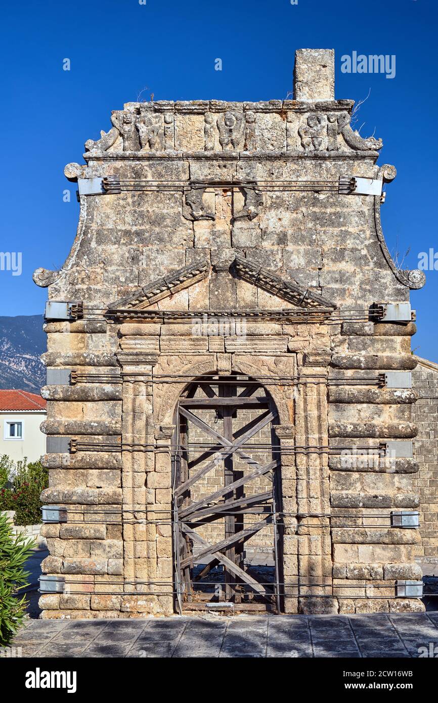 Porte et clocher de l'église orthodoxe historique de Evangelistria sur l'île de Kefalonia en Grèce Banque D'Images