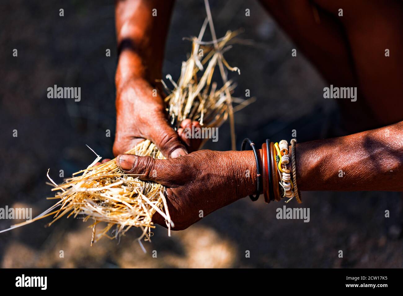 Les mains de travail en Afrique font naturellement feu avec de la paille Banque D'Images