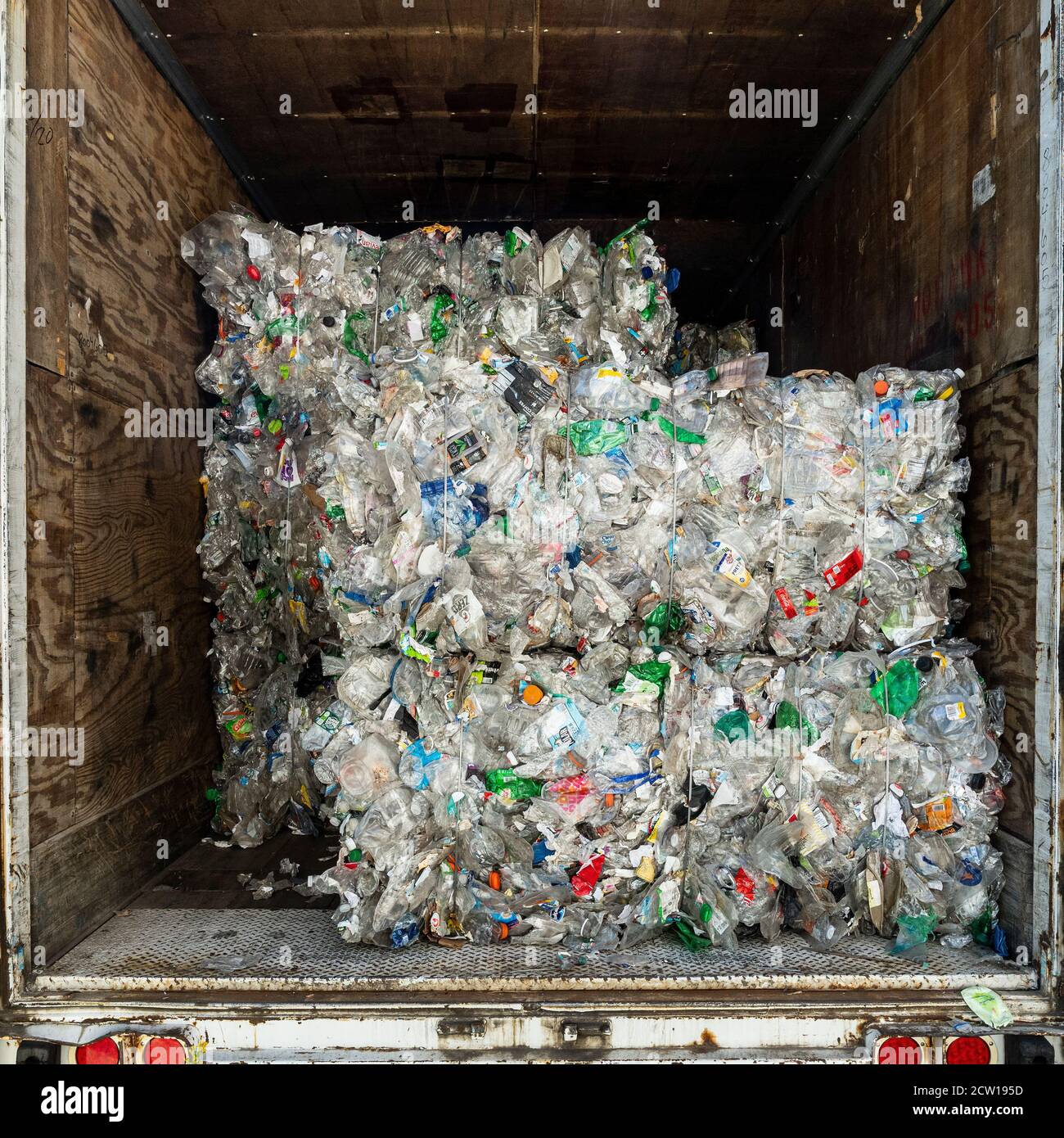 Paquets de bouteilles en plastique concassées transportés pour recyclage, New Jersey, Etats-Unis Banque D'Images