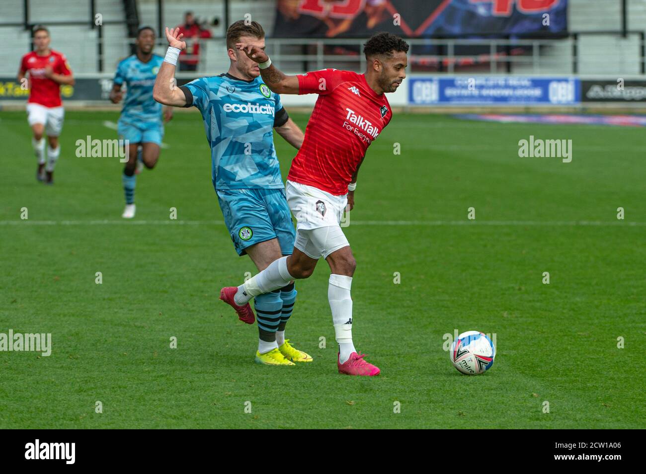 SALFORD, ANGLETERRE. 26 SEPT 2020 Carl Winchester de Forest Green Rovers s'attaque à Bruno Andrade de Salford City FC pendant le match Sky Bet League 2 entre Salford City et Forest Green Rovers à Moor Lane, Salford. (Credit: Ian Charles | MI News) Credit: MI News & Sport /Alay Live News Banque D'Images