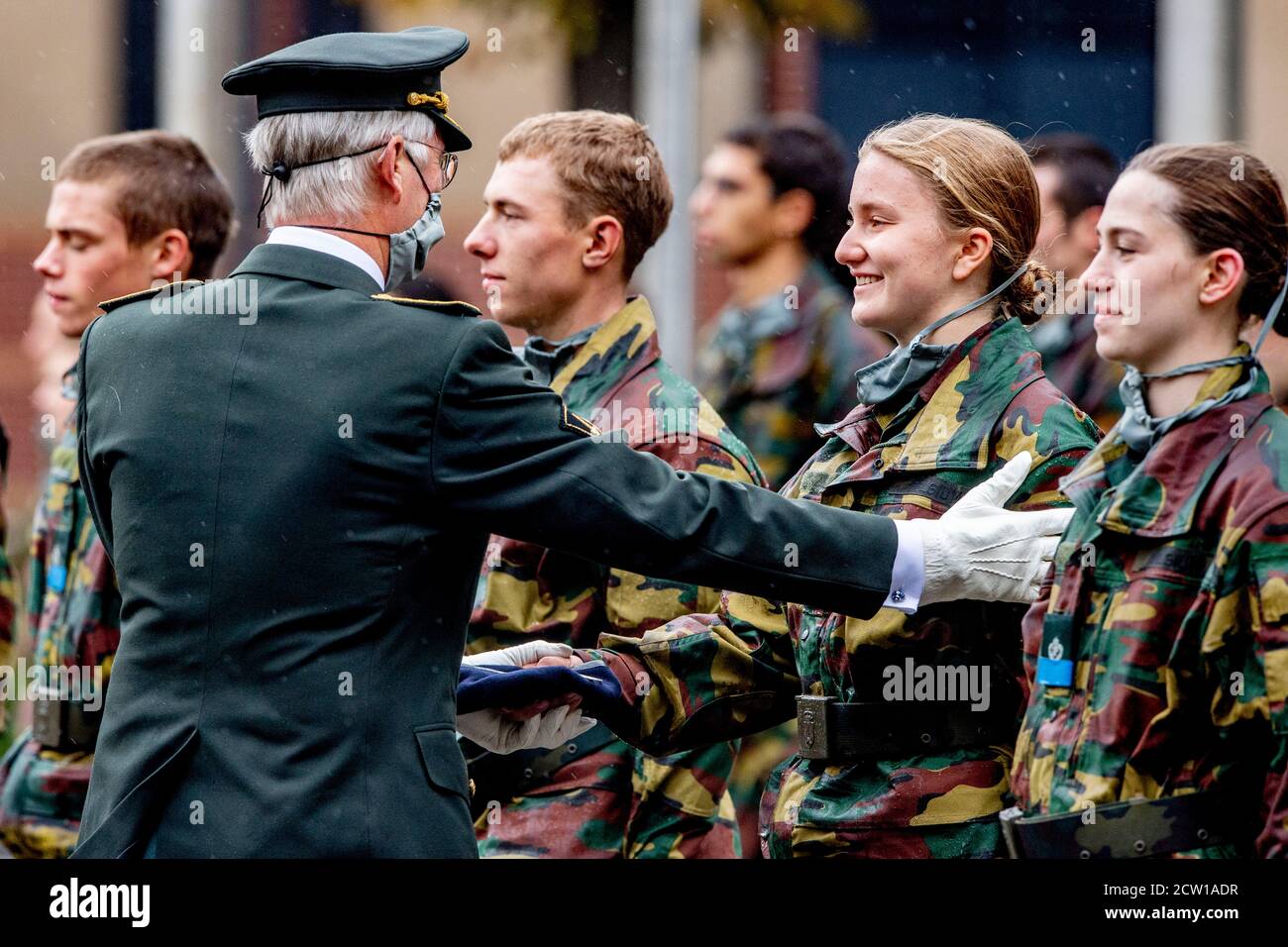 Le roi Philippe passe en revue les étudiants de première année et félicite sa fille, la princesse Elisabeth.le roi Philipe et la reine Mathilde, pour assister au défilé des Bérets bleus au cours duquel les étudiants de première année de l'Académie militaire royale, qui ont réussi la phase d'initiation militaire, se présentent à Bruxelles, en Belgique, avec un béret bleu. La princesse Elisabeth, duchesse de Brabant, est étudiante en première année à l'Académie militaire royale. Banque D'Images