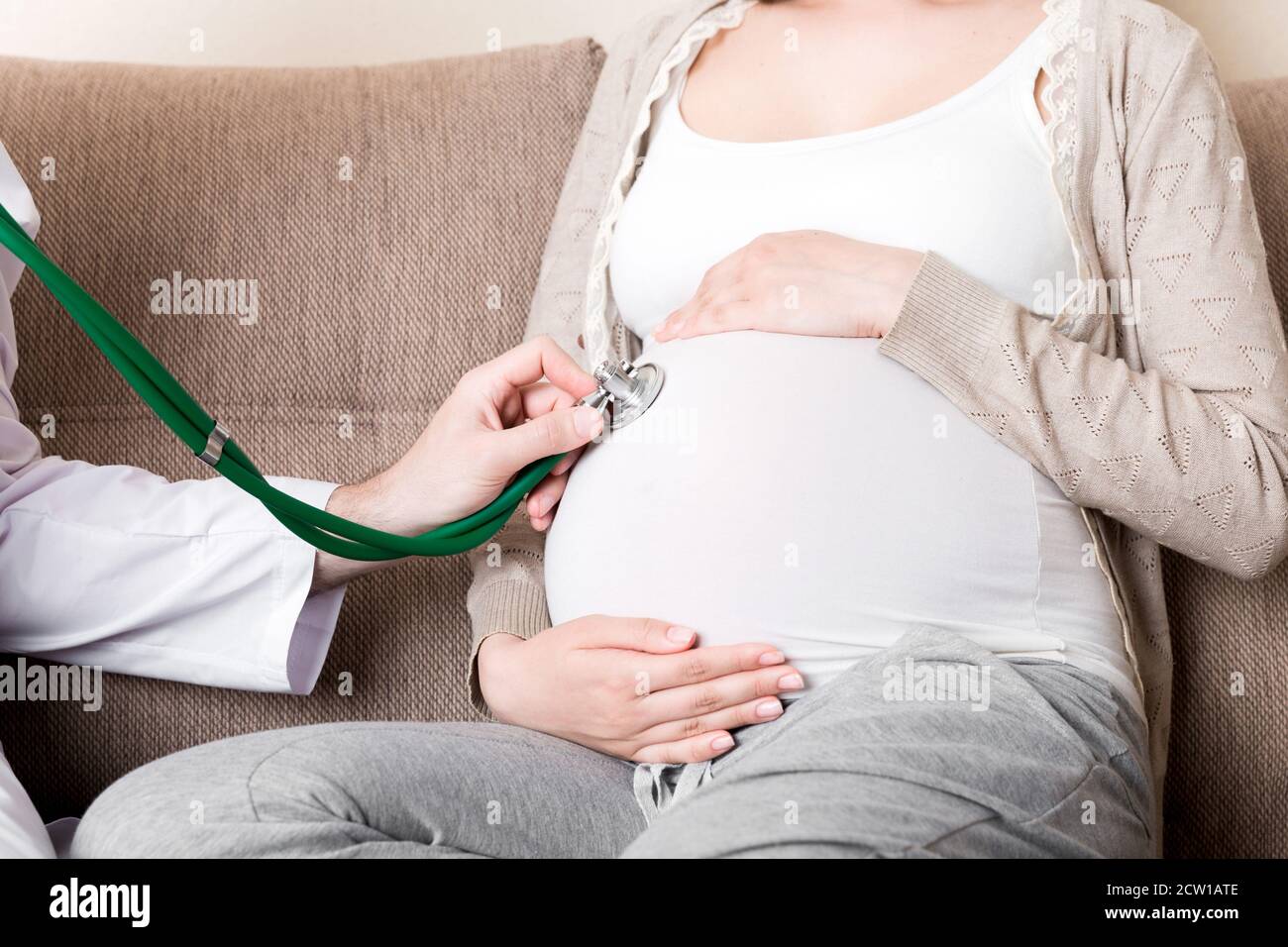 Le Medecin Verifie Le Ventre De La Femme Enceinte A L Aide D Un Stethoscope Le Medecin Ecoute Un Battement De Cœur D Un Bebe Photo Stock Alamy