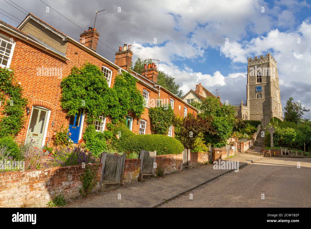 Cottages menant à l'église St Mary, une église paroissiale classée Grade I dans le joli village de Kersey, Suffolk, Royaume-Uni. Banque D'Images