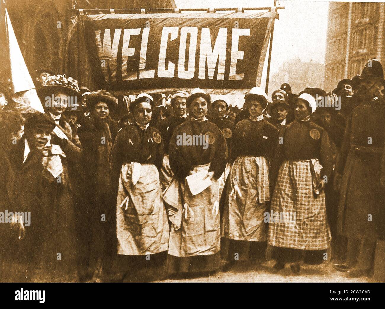 1908 SUFFRAGETTES - 1908 UN groupe de femmes travaillant à l'ordonnance à Londres a organisé un comité d'accueil public pour les victimes récemment libérées de prison. Banque D'Images