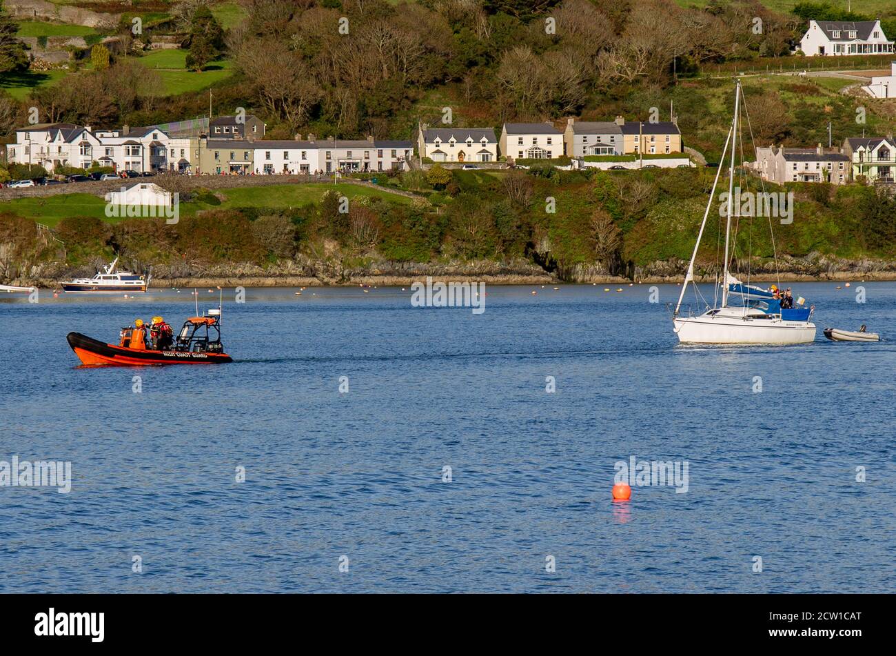 Irish Coast Guard D Class RIB remorquage bateau en panne Banque D'Images