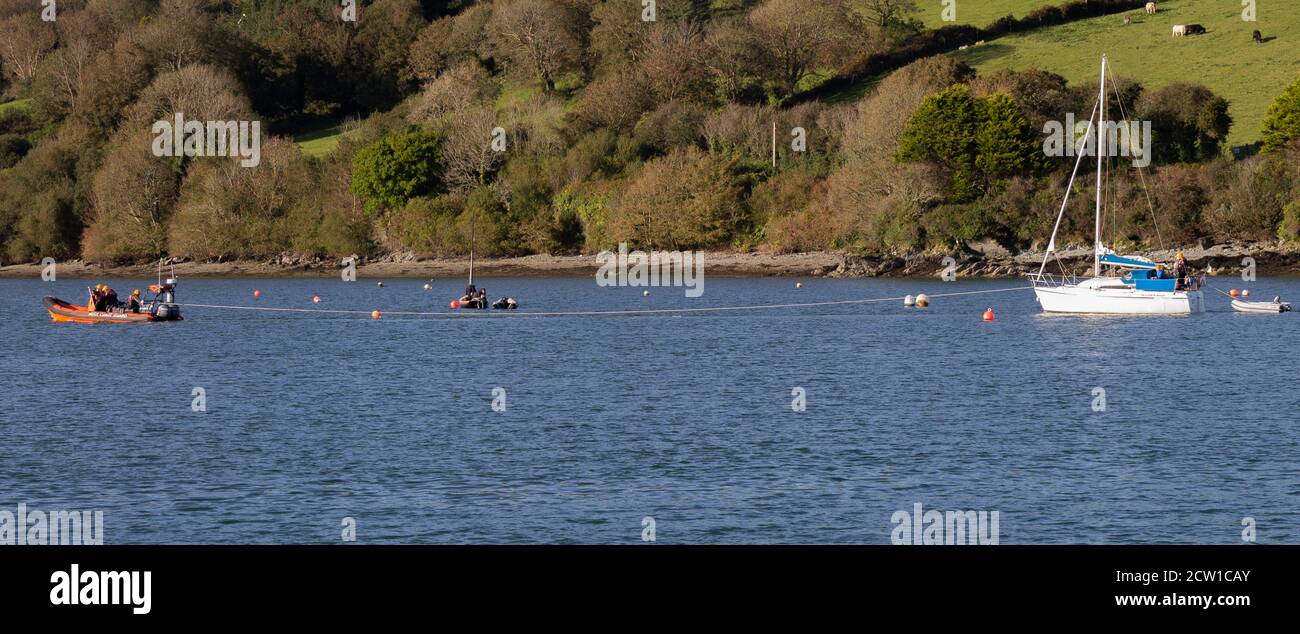 Irish Coast Guard D Class RIB remorquage bateau en panne Banque D'Images