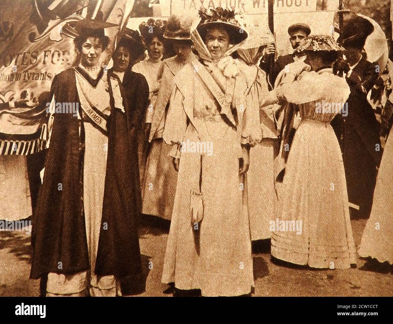 1908 SUFFRAGETTES - 'Martyrs' Mme Pankhurst et Emmeline Pethick-Lawrence assistent à la manifestation du dimanche des femmes à Londres le 21 juin 1908 pour persuader le gouvernement libéral de soutenir les votes pour les femmes. Banque D'Images