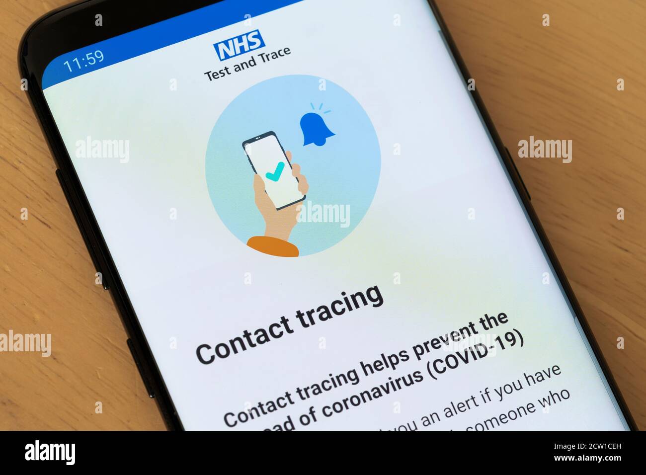 Un écran de smartphone affichant l'application NHS Test and Trace Pour la recherche de contact et le test et le tracé en Angleterre pour La pandémie du coronavirus Covid-19 Banque D'Images