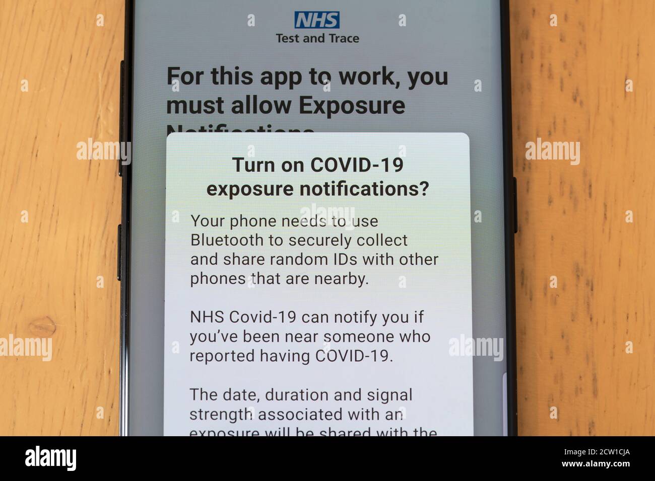 Application NHS Test and Trace sur un smartphone avec un écran de demande d'autorisation pour activer les notifications d'exposition pour Covid-19. Problèmes de confidentialité Banque D'Images