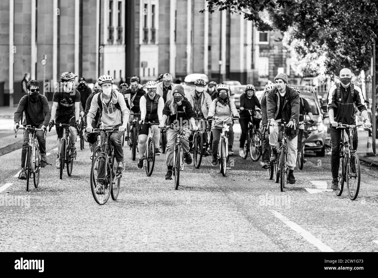 Édimbourg, Écosse. Samedi 26 septembre 2020. Les cyclistes prennent part à la promenade en vélo mensuelle Critical Mass Protest dans les rues du centre-ville de la capitale écossaise. La masse critique est une forme d'action directe dans laquelle les gens se rencontrent à un endroit et un temps définis et se déplacent en groupe sur des vélos. L'idée est que les gens se rassemblent pour se protéger les uns des autres pour faire du vélo dans leurs rues. L'événement est né en 1992 à San Francisco et se déroule maintenant dans plus de 300 villes du monde entier. Banque D'Images