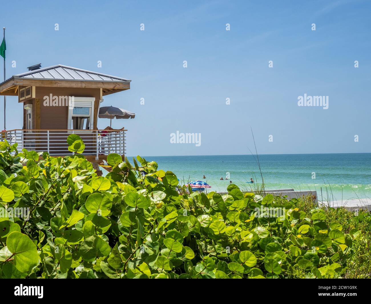 Un sauveteur se trouve sur Bradenton Beach, dans le golfe du Mexique À Bradenton, Floride, aux États-Unis Banque D'Images