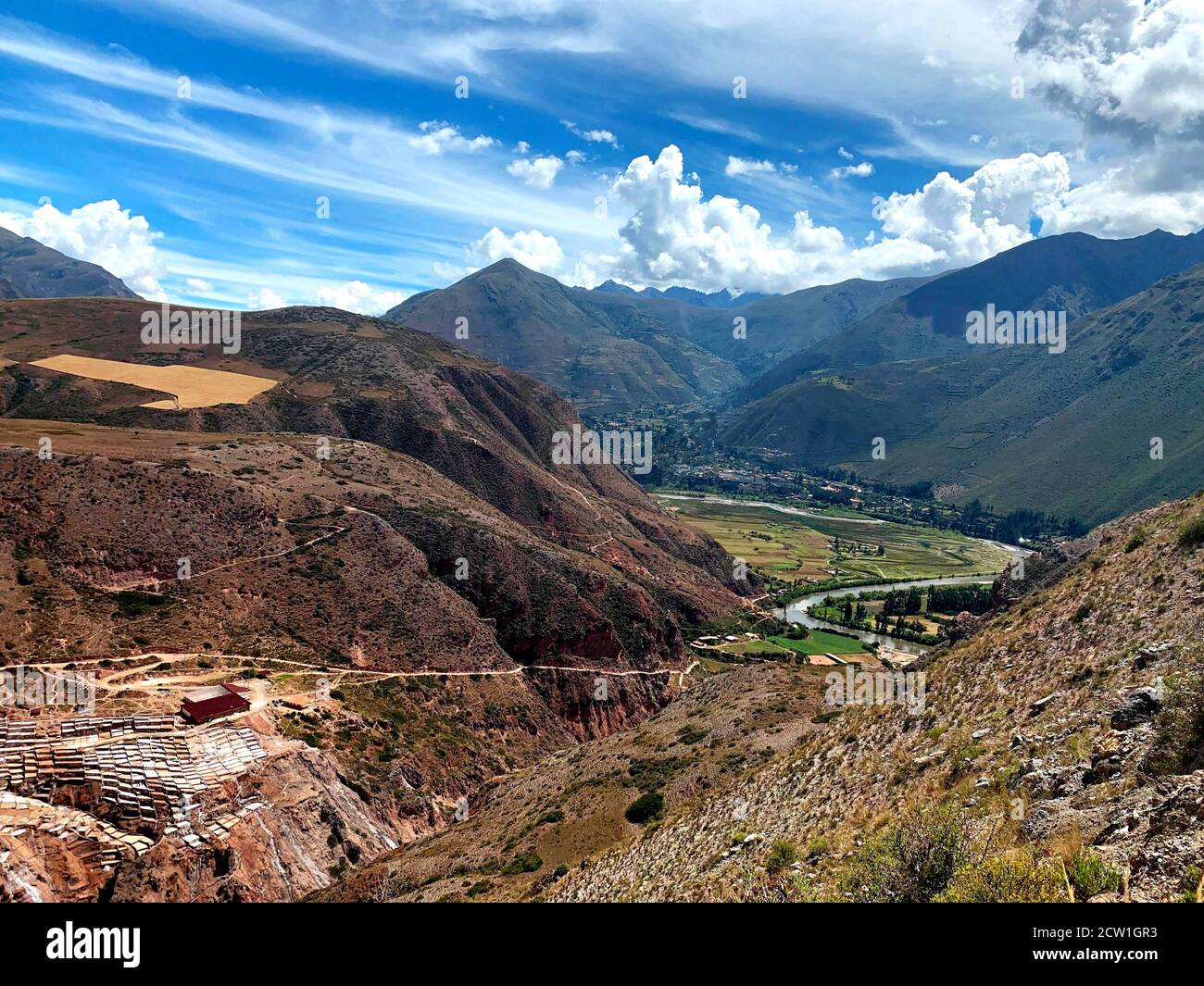 Vallée sacrée des Incas, région de Cusco, Pérou. Mines de sel Salineras de Maras. Montagnes des Andes. Magnifique paysage de campagne. Banque D'Images