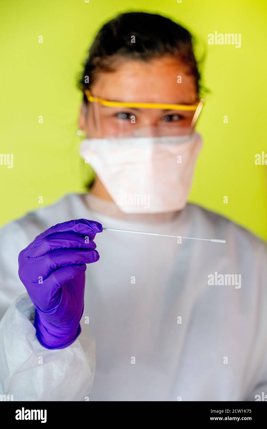 Un travailleur de la santé vu tenir un échantillon de test COVID-19 au drive.UMC Utrecht a commencé à administrer des tests rapides de corona dans une rue d'essai. Il s'agit d'un essai pour découvrir à quel point les tests sont fiables. Si le test est réussi, les tests rapides peuvent être utilisés à grande échelle. Banque D'Images