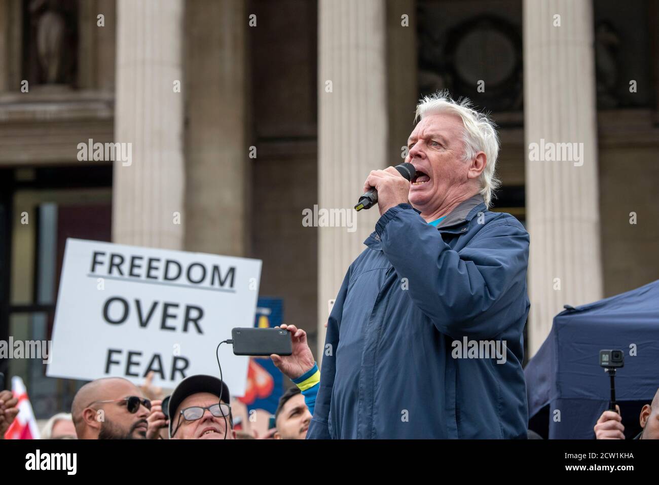 Le théoricien anglais de la conspiration, David Icke, s'adresse aux foules lors de la manifestation « nous ne consentons pas ». La manifestation à Trafalgar Square Londres était contre Lockdown, social distancing, Track and Trace et le port de masques faciaux. Banque D'Images