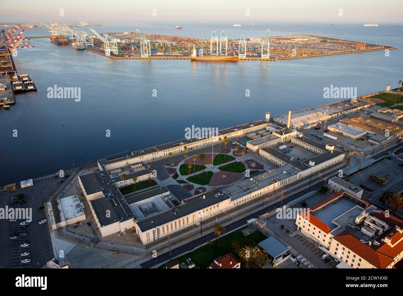 Los Angeles, Californie, États-Unis. 1er mai 2020. La prison de terminal  Island de l'Institut correctionnel fédéral (FCI) se trouve près du port de  Los Angeles dans cette photographie aérienne prise au-dessus de