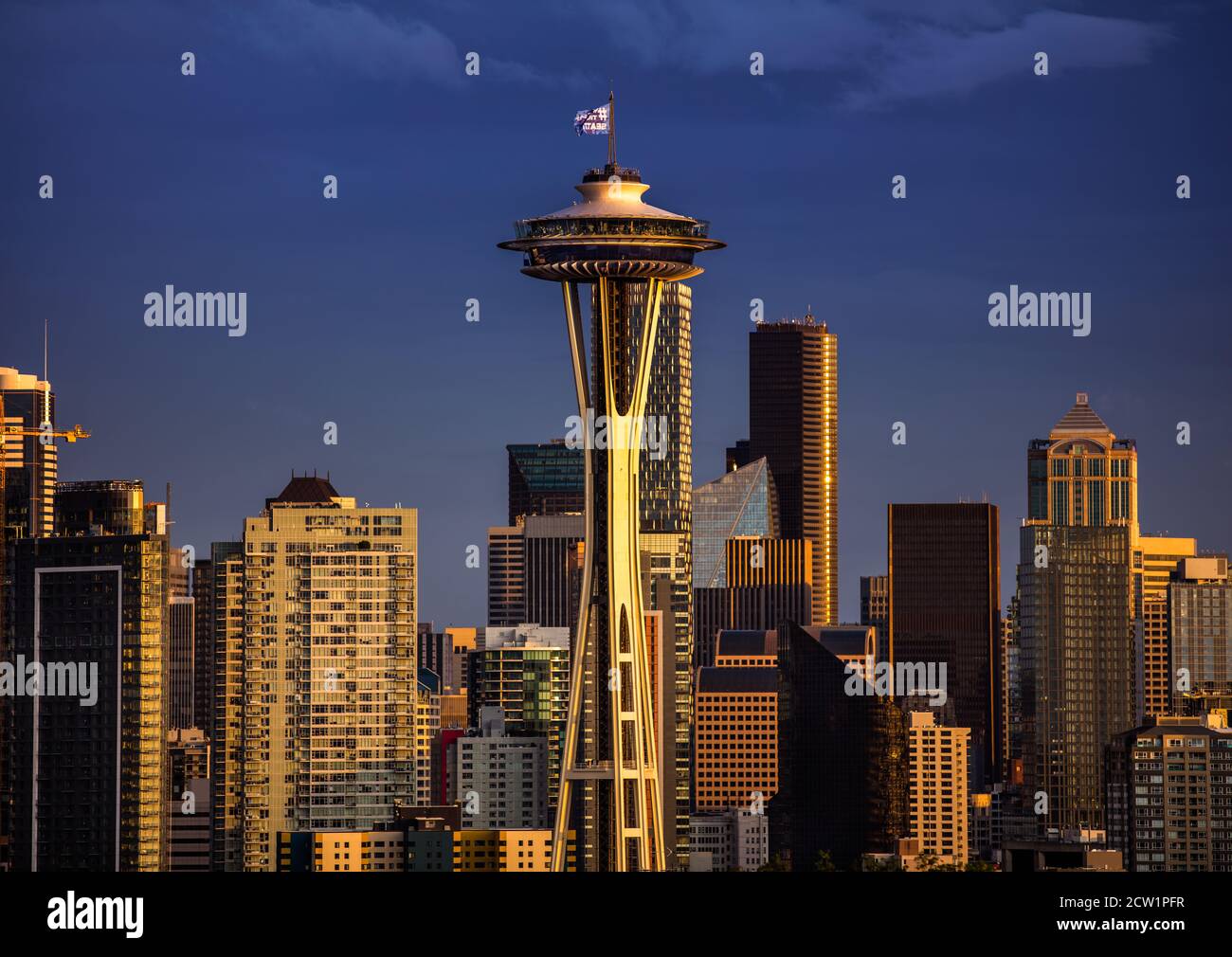 Ciel nuageux à Seattle avec l'emblématique Space Needle au crépuscule Banque D'Images