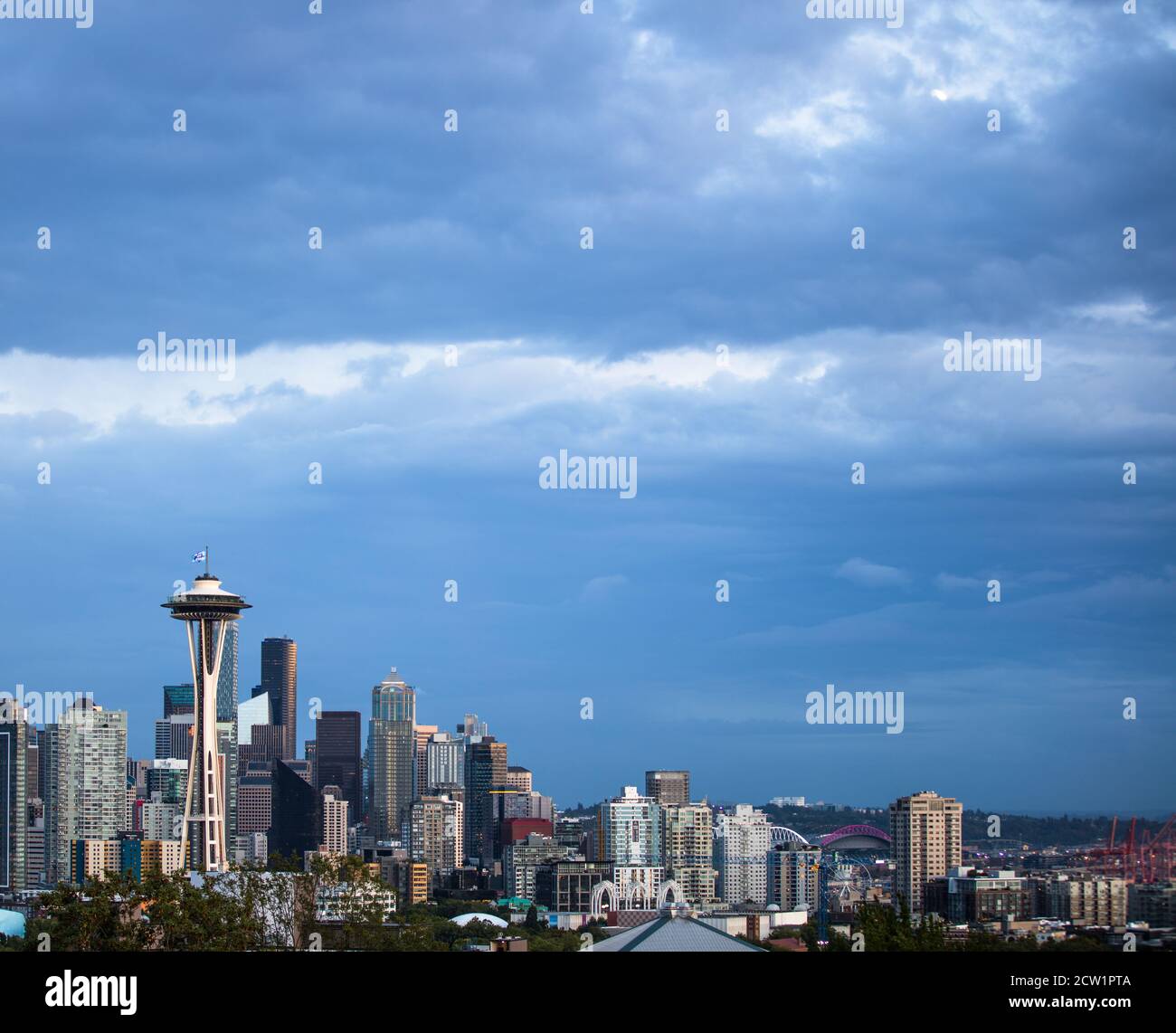 Ciel nuageux à Seattle avec l'emblématique Space Needle au crépuscule Banque D'Images