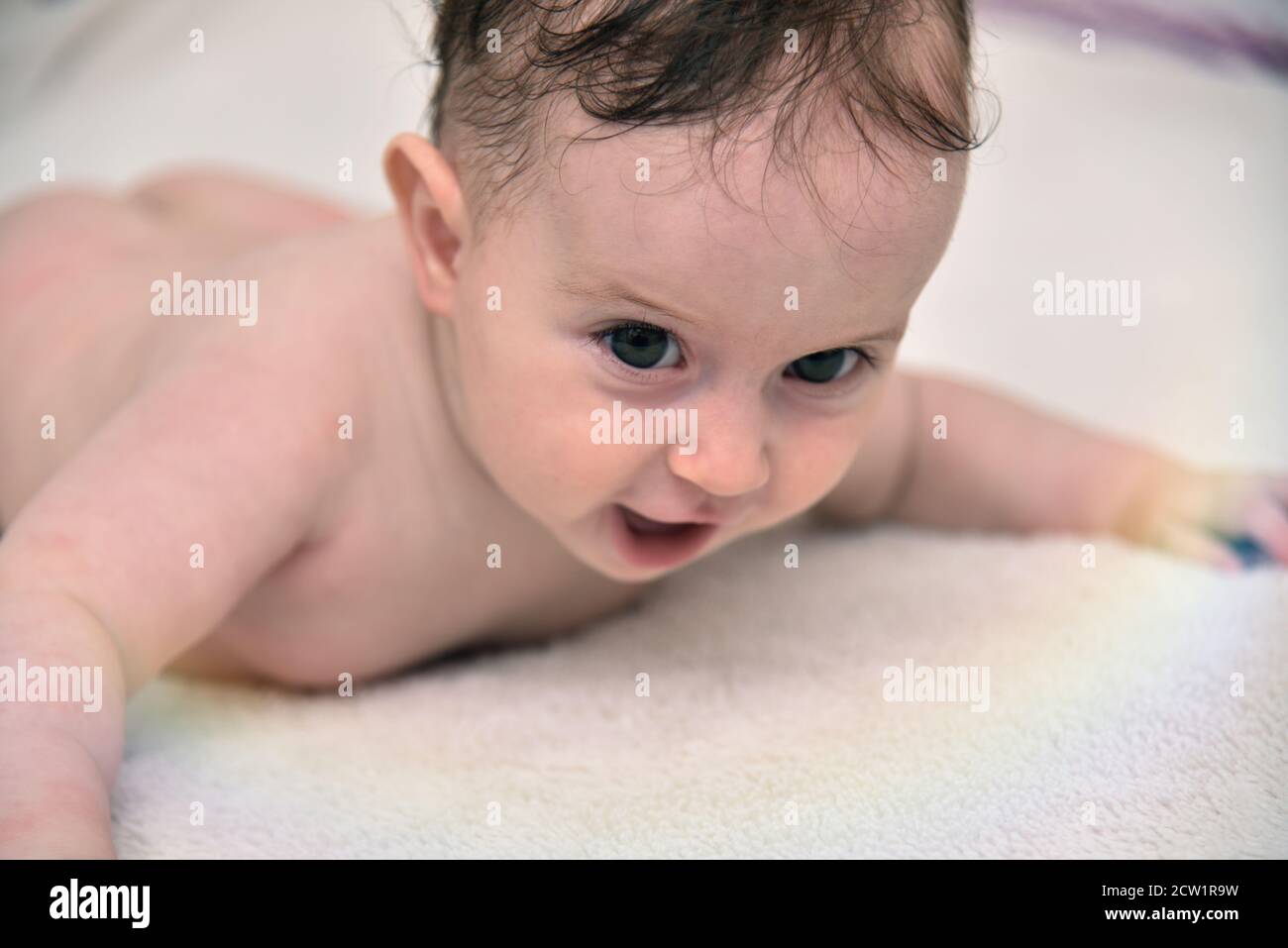 Joyeux Bebe Fille De Trois Mois Sur Fond Blanc Bebe Fille Couche Sur Son Ventre Sur Un Fond Blanc Photo Stock Alamy