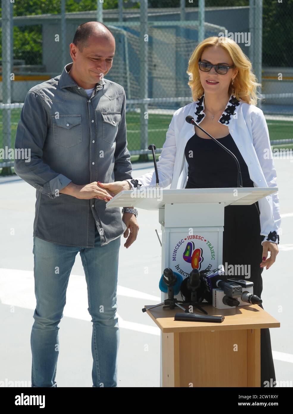 Bucarest, Roumanie - le 26 juin 2020 Daniel Baluta, maire du secteur 4, et Gabriela Firea, maire de Bucarest, inaugurent une voiture par à plusieurs étages Banque D'Images