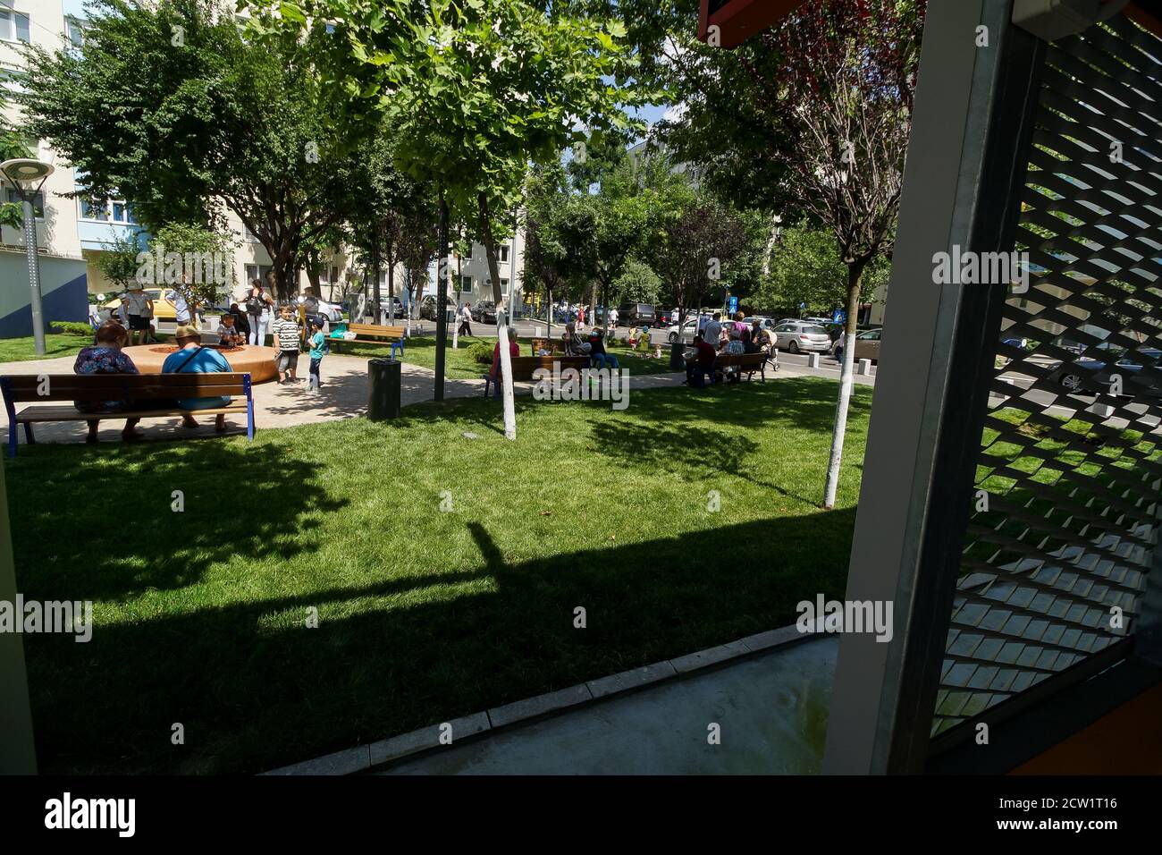 Bucarest, Roumanie - 26 juin 2020 un parking de plusieurs étages inauguré dans le quartier de Berceni par Daniel Baluta, maire du secteur 4, et Gabriela Fire Banque D'Images