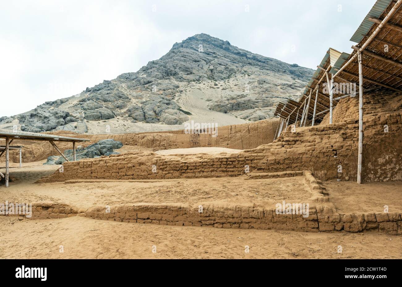 Moche site archéologique de Huaca de la Luna ou de la Pyramide de Lune dans le désert nord du Pérou près de la ville de Trujillo. Banque D'Images