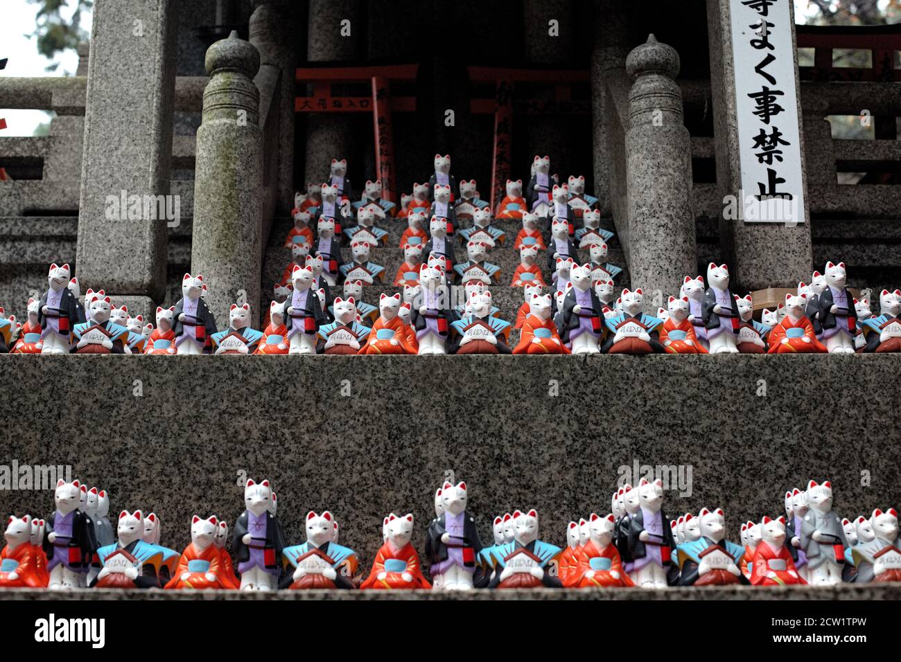 Des dizaines d'idoles d'inari/renard sur une tombe au sanctuaire de Fushimi Inari. Kyoto, Japon Banque D'Images