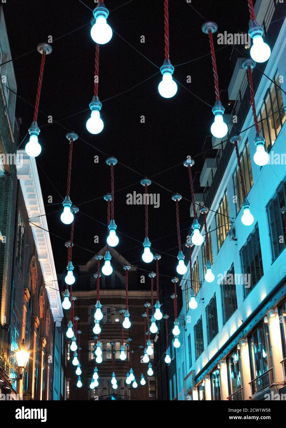Ampoules bleues géantes suspendues au ciel la nuit Londres SOHO Banque D'Images
