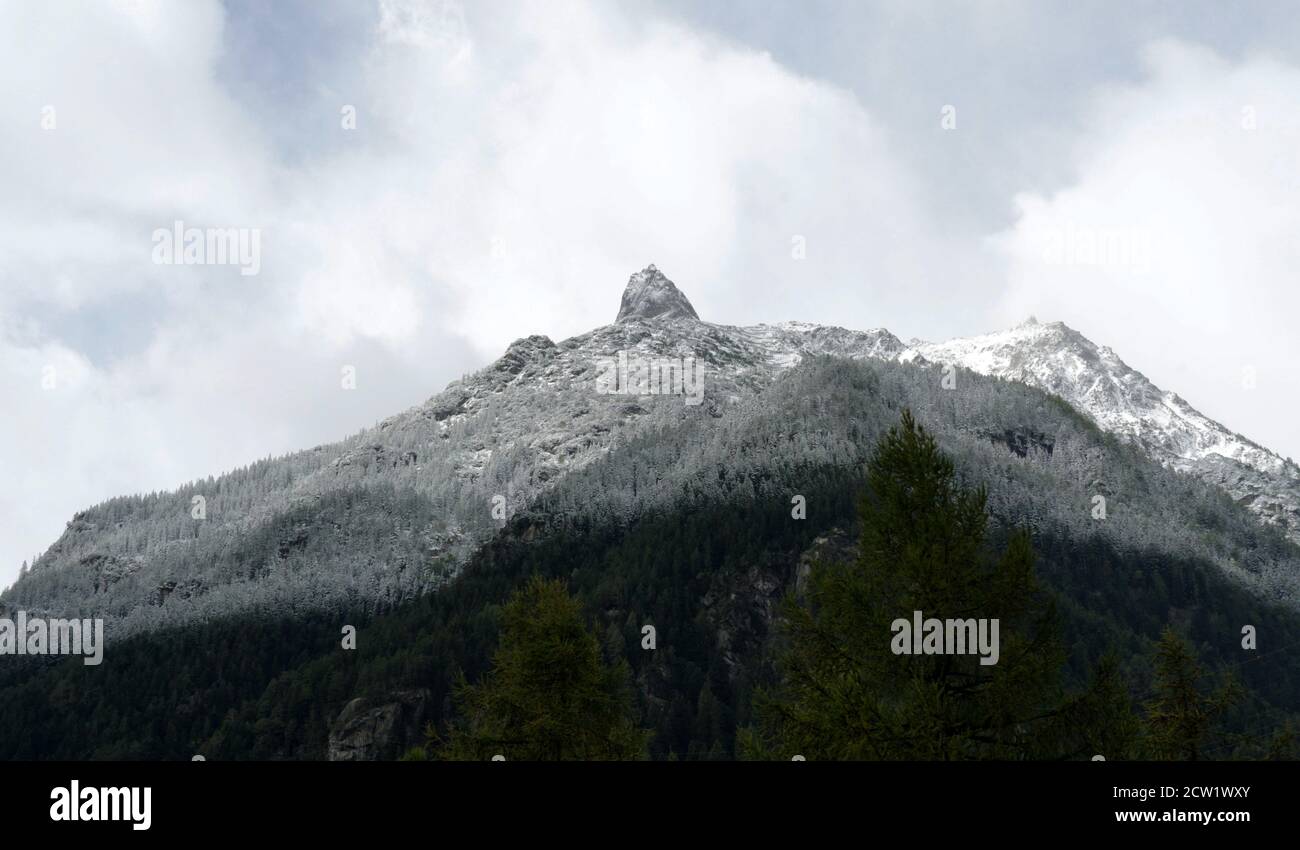 Les montagnes du canton d'Uri Suisse ont été couvertes de neige fraîche à l'automne 2020 comme symbole de la saison d'hiver à venir. Il y a une bordure dégagée de neige qui tombe. Banque D'Images