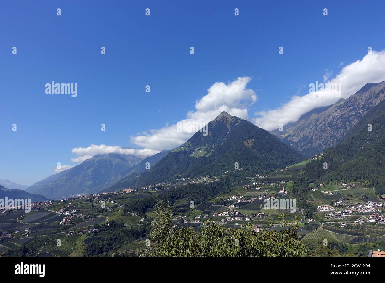 Blick vom Schenner Waalweg über das Passeier Tal auf die Berge der Texel-Gruppe,Schenna,Südtirol, Italien Banque D'Images